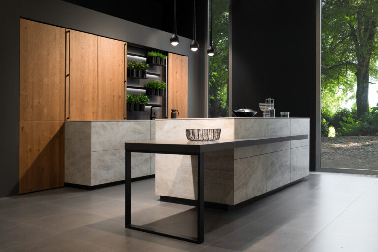 Moderne Küche in dunklem Raumdesign, Schränke mit Natursteinfronten, holzverkleidete Schranktüren
