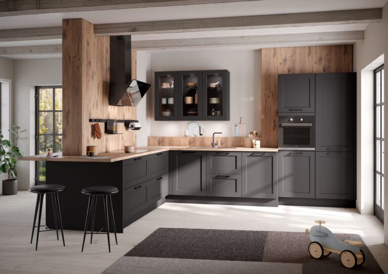 Moderne Landhausküche mit dunklen Schränken und heller Holz-Arbeitsplatte, Wand mit Holzverkleidung