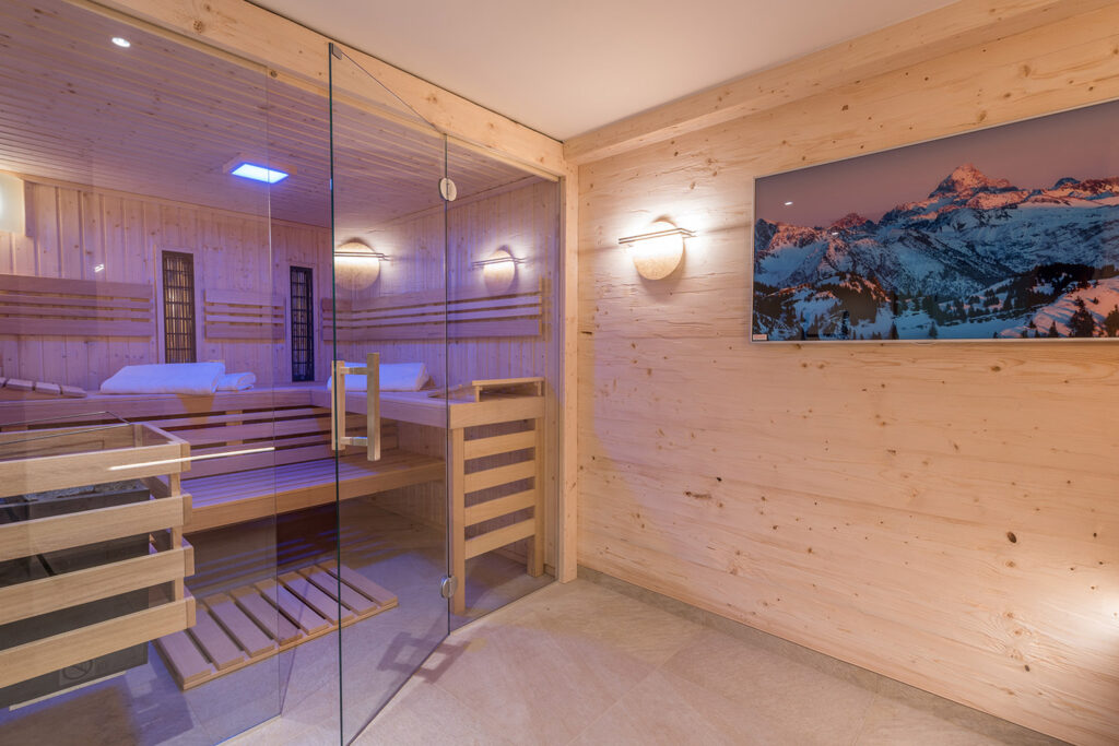 Sauna-Kombikabine in einem Wellnessraum mit heller Holzverkleidung eingebaut
