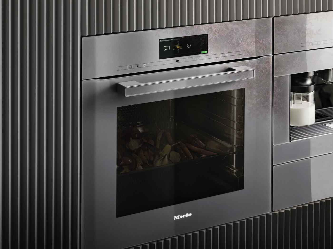 In Schrank integrierter Miele Backofen aus Edelstahl