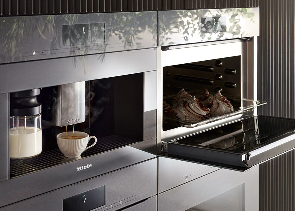 Integrierter Miele Kaffeevollautomat und Backofen aus Edelstahl
