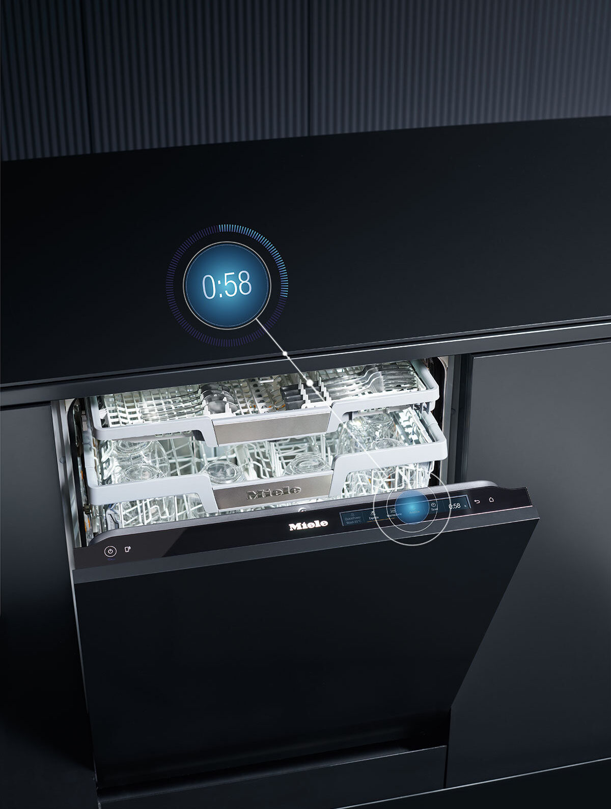 Geöffneter Miele Geschirrspüler mit Zeitanzeige im Display
